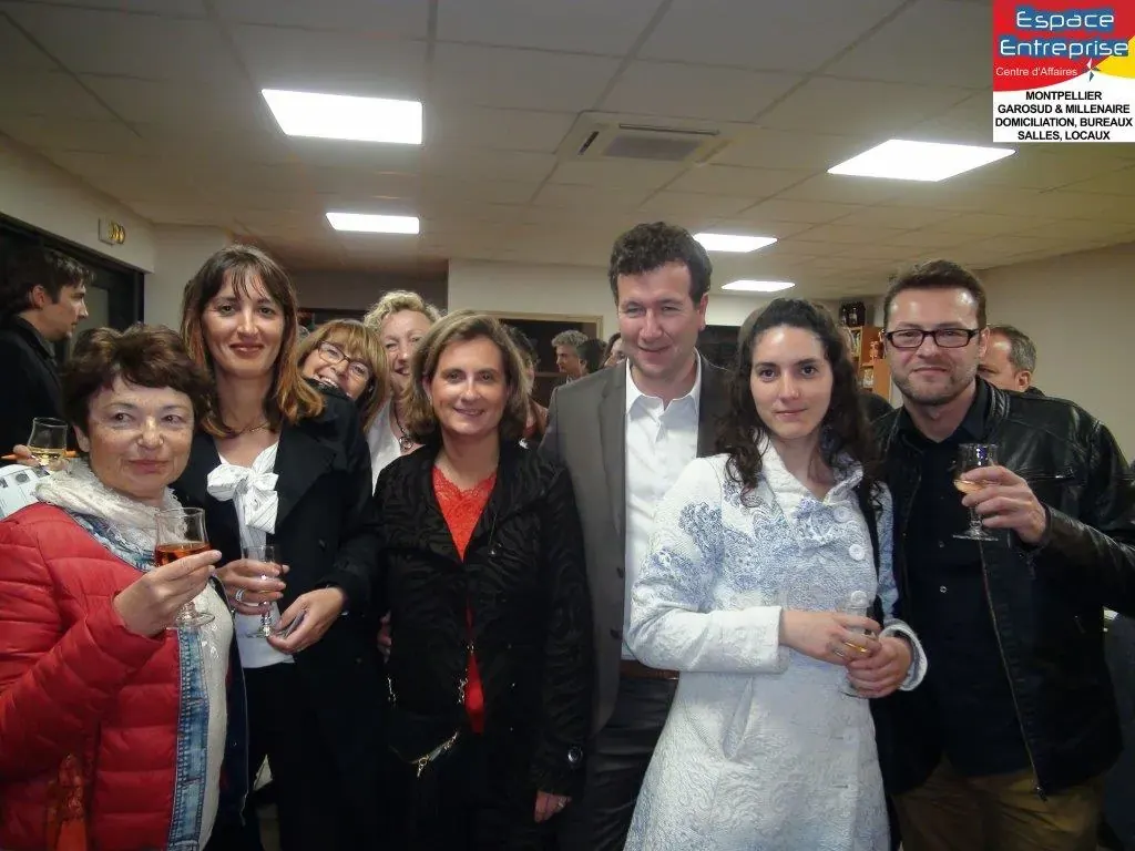 Réunion de présentation Espace Entreprise mars 2016 à Montpellier : cinq participants posant ensemble avec un verre