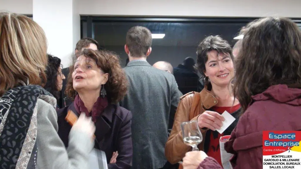Réunion de présentation Espace Entreprise mars 2016 à Montpellier : participants échangeant debout verre à la main