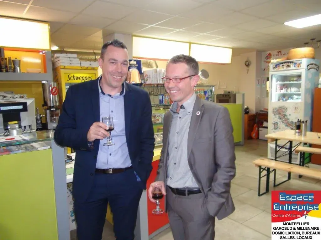 Réunion de présentation Espace Entreprise mars 2016 à Montpellier : deux participants posant verre à la main devant le bar