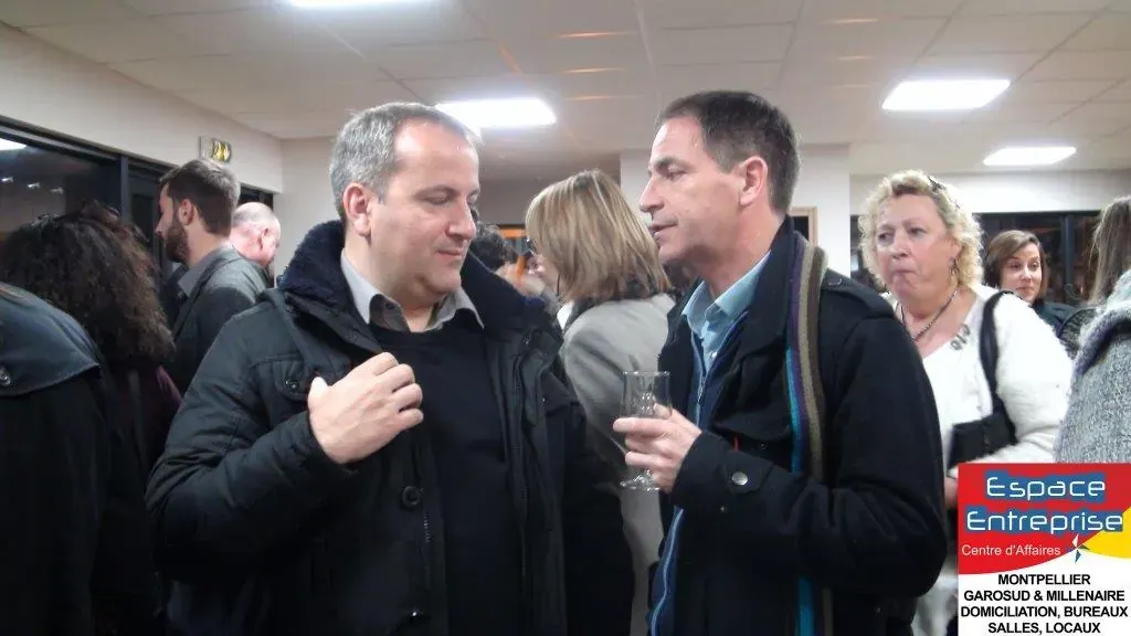 Réunion de présentation Espace Entreprise mars 2016 à Montpellier : participants en discussion animée pendant le cocktail