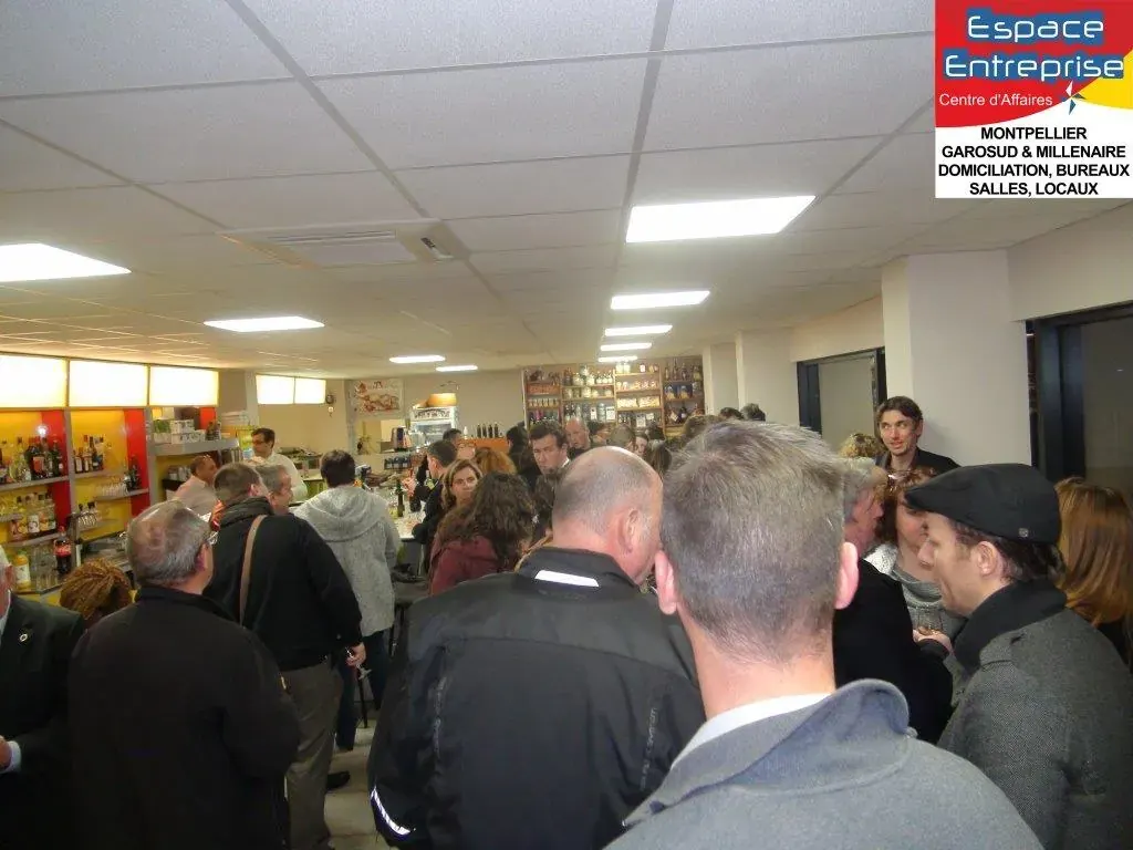 Réunion de présentation Espace Entreprise mars 2016 à Montpellier : foule de participants dans l'espace détente pendant le cocktail