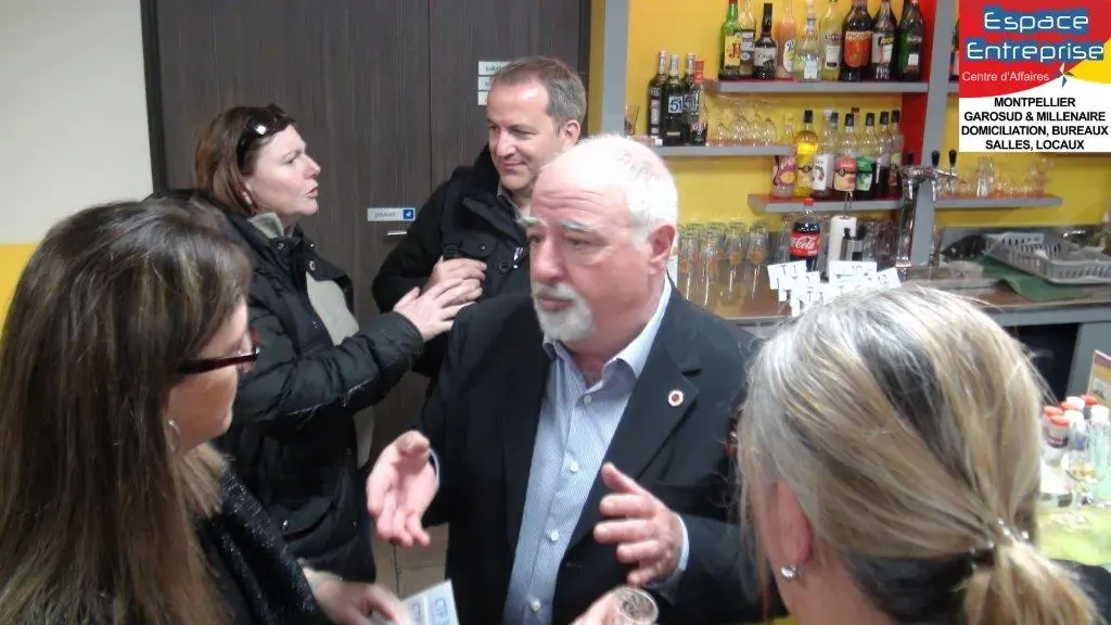 Réunion de présentation Espace Entreprise mars 2016 à Montpellier : participants échangeant debout devant le bar de l'espace