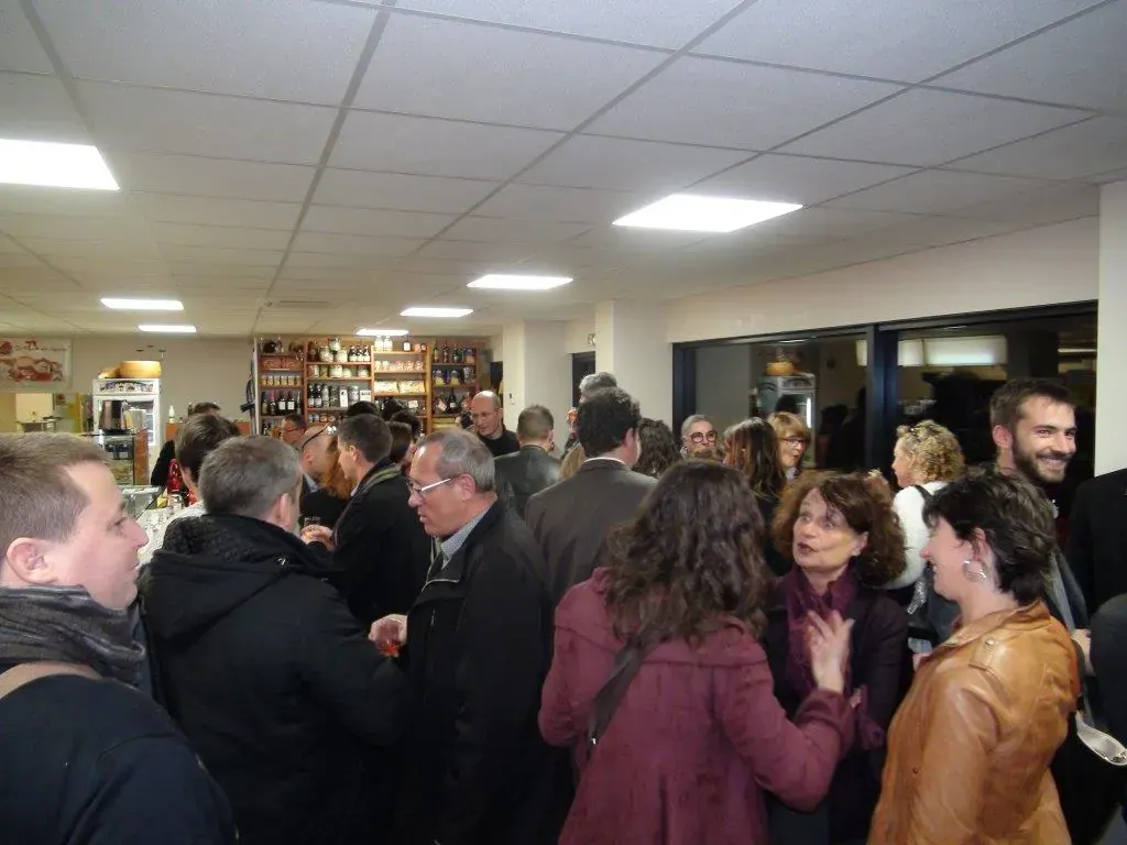 Réunion de présentation Espace Entreprise mars 2016 à Montpellier : participants échangeant debout en petits groupes dans la salle