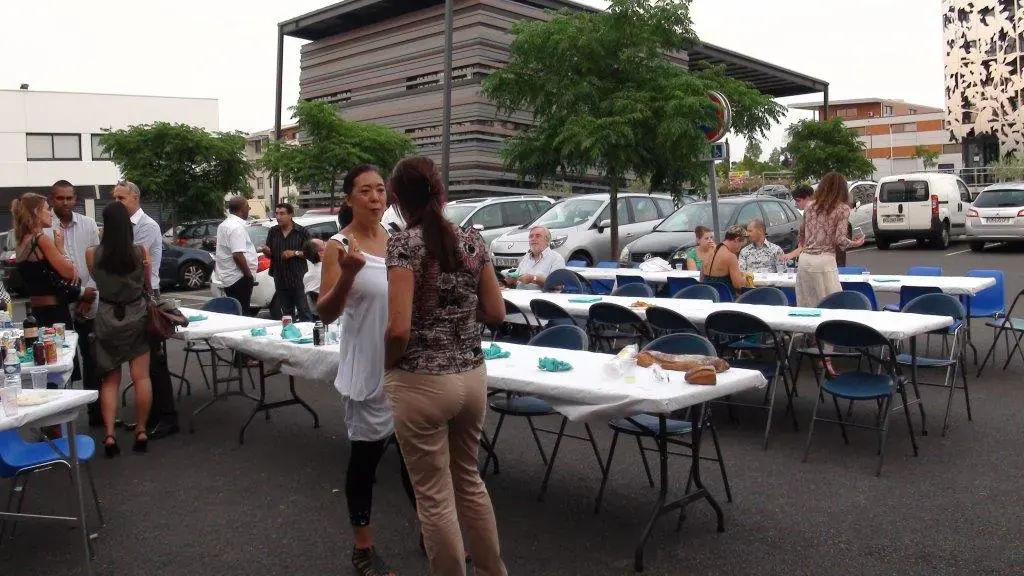 Soirée estivale Espace Entreprise juillet 2013 à Montpellier : participants discutant debout sur le parking près des tables