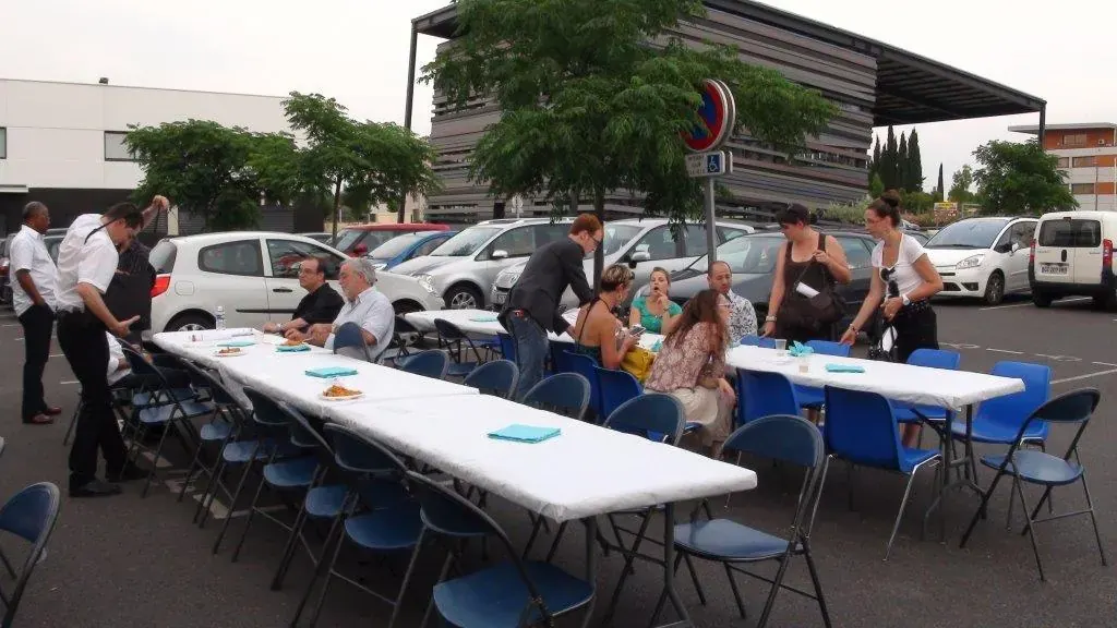 Soirée estivale Espace Entreprise juillet 2013 à Montpellier : longues tables dressées sur le parking pour le repas en extérieur