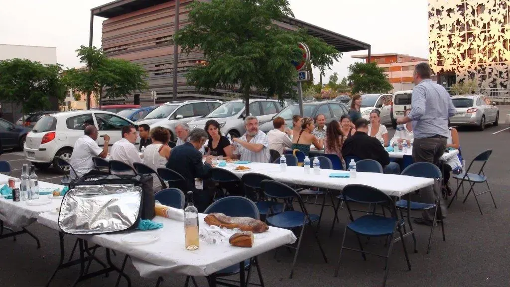 Soirée estivale Espace Entreprise juillet 2013 à Montpellier : convives assis aux tables du repas estival en plein air