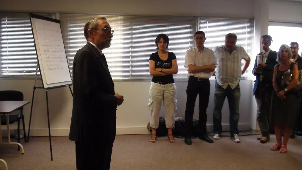 Soirée estivale Espace Entreprise juillet 2013 à Montpellier : intervenant en veste prenant la parole devant le paperboard