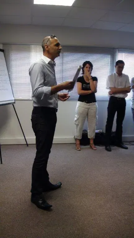 Soirée estivale Espace Entreprise juillet 2013 à Montpellier : intervenant parlant debout devant les participants réunis