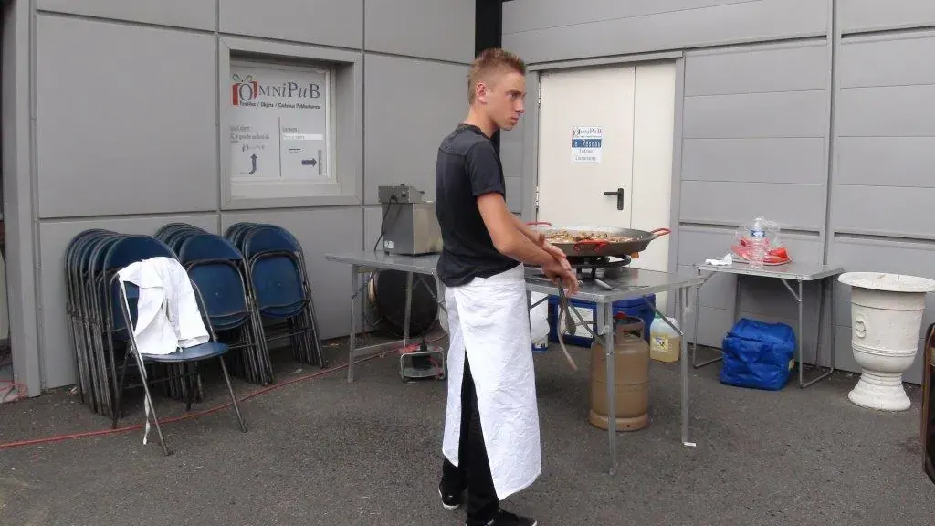 Soirée estivale Espace Entreprise juillet 2013 à Montpellier : cuisinier en tablier préparant le repas dans une salle
