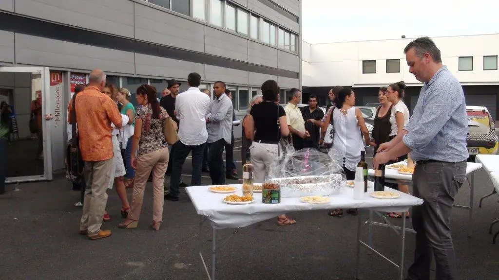 Soirée estivale Espace Entreprise juillet 2013 à Montpellier : invités échangeant autour du buffet installé en extérieur