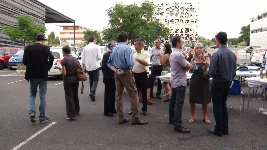 Soirée estivale Espace Entreprise juillet 2013 à Montpellier : groupes de participants conversant debout sur le parking