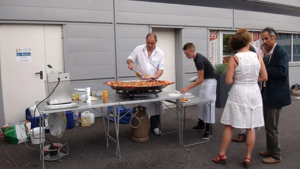 Soirée estivale Espace Entreprise juillet 2013 à Montpellier : préparation d'une paella géante devant les invités