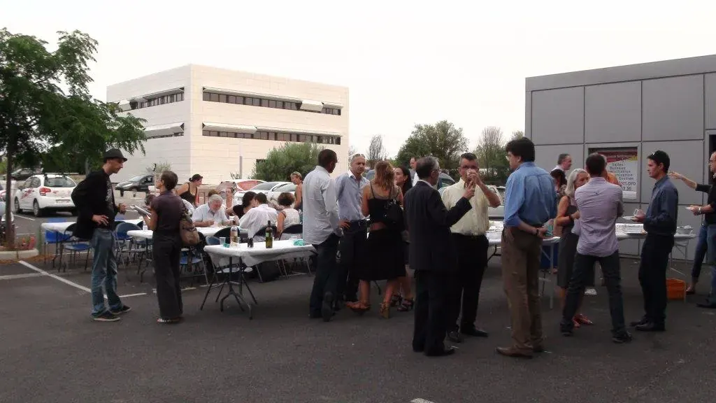 Soirée estivale Espace Entreprise juillet 2013 à Montpellier : participants discutant en plein air devant les bâtiments