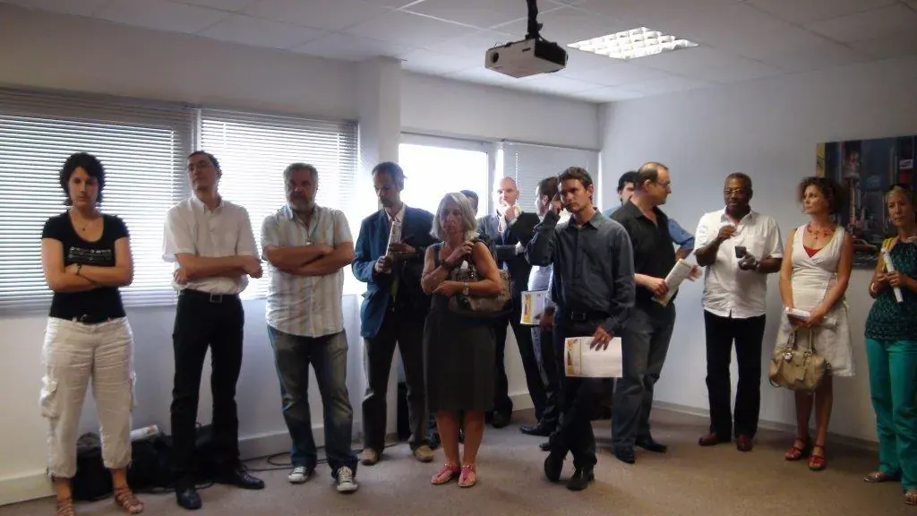 Soirée estivale Espace Entreprise juillet 2013 à Montpellier : participants debout en demi-cercle dans la salle de réunion