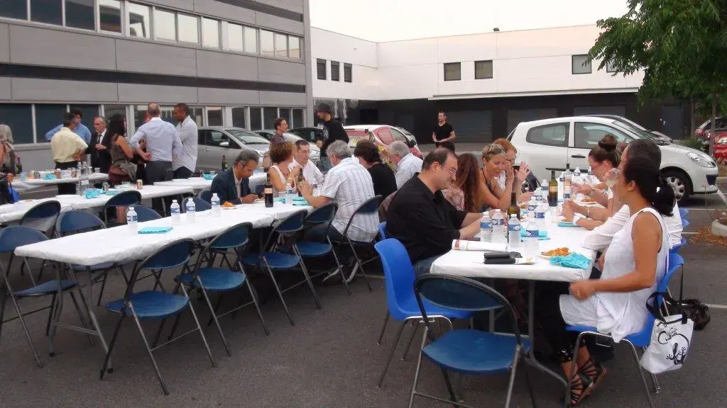 Soirée estivale Espace Entreprise juillet 2013 à Montpellier : convives attablés dehors pendant le repas de la soirée estivale