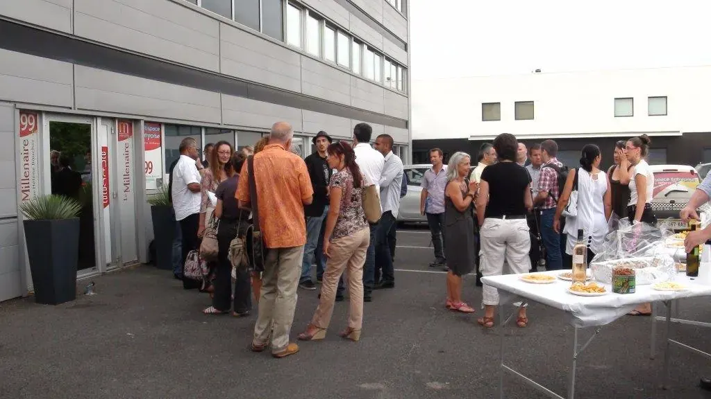 Soirée estivale Espace Entreprise juillet 2013 à Montpellier : invités échangeant debout autour des tables sur le parking