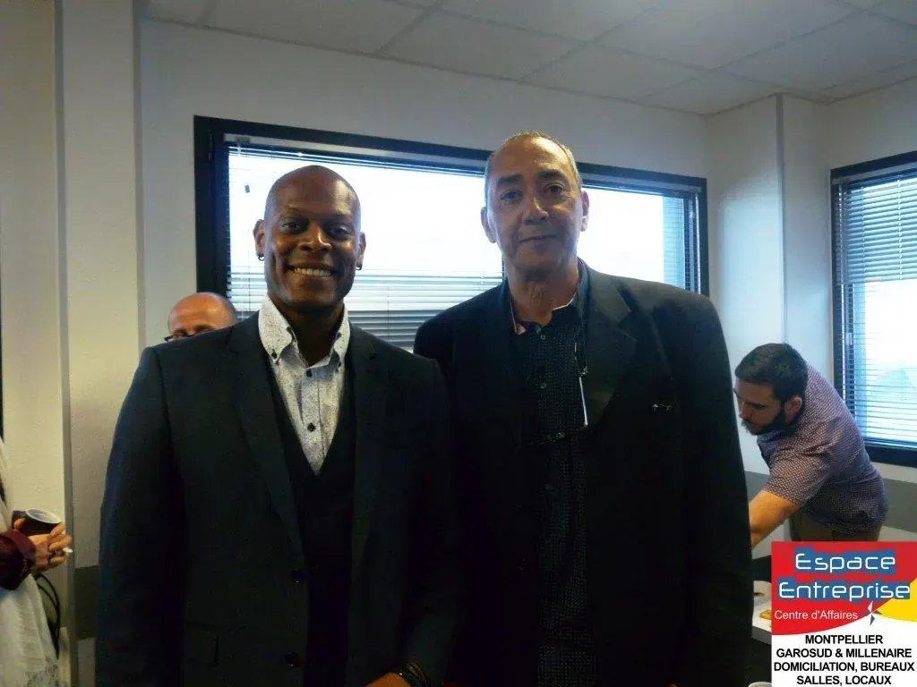 Conférence Espace Entreprise avril 2016 à Montpellier sur les objectifs des entreprises : deux participants posant côte à côte dans la salle de conférence