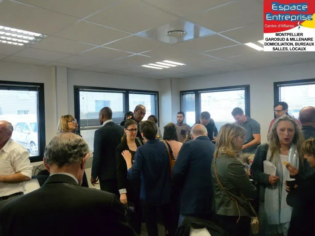 Conférence Espace Entreprise avril 2016 à Montpellier sur les objectifs des entreprises : participants échangeant debout dans la salle après la conférence