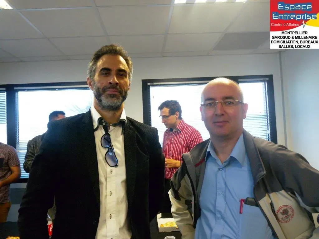 Conférence Espace Entreprise avril 2016 à Montpellier sur les objectifs des entreprises : deux participants posant devant les fenêtres de la salle