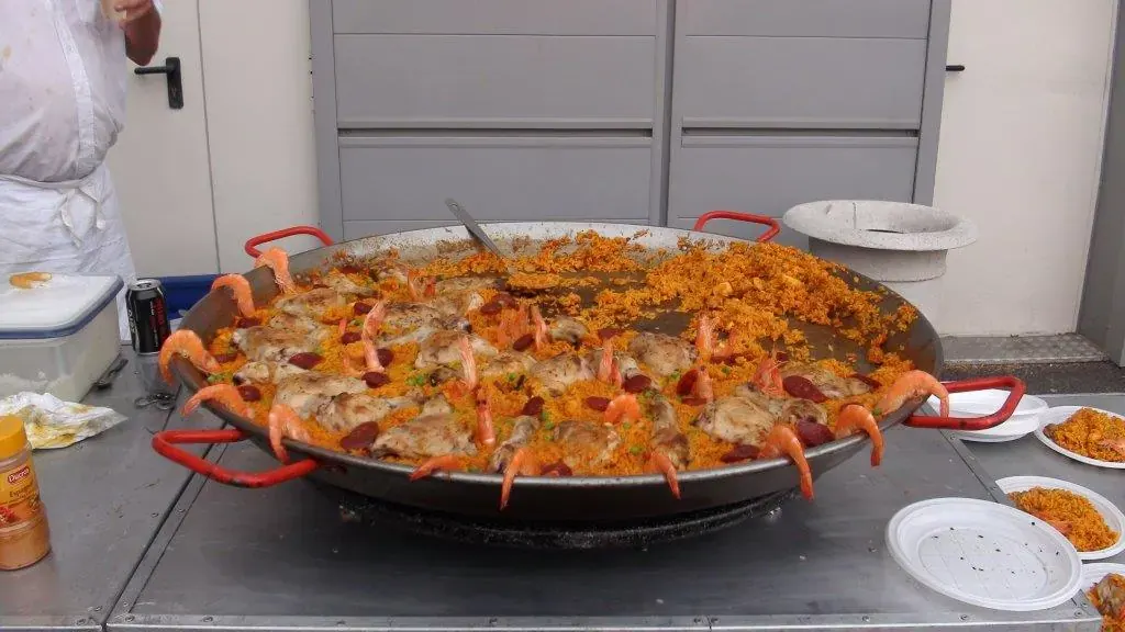 Soirée estivale Espace Entreprise juillet 2013 à Montpellier : grande paella dans sa poêle prête à être servie