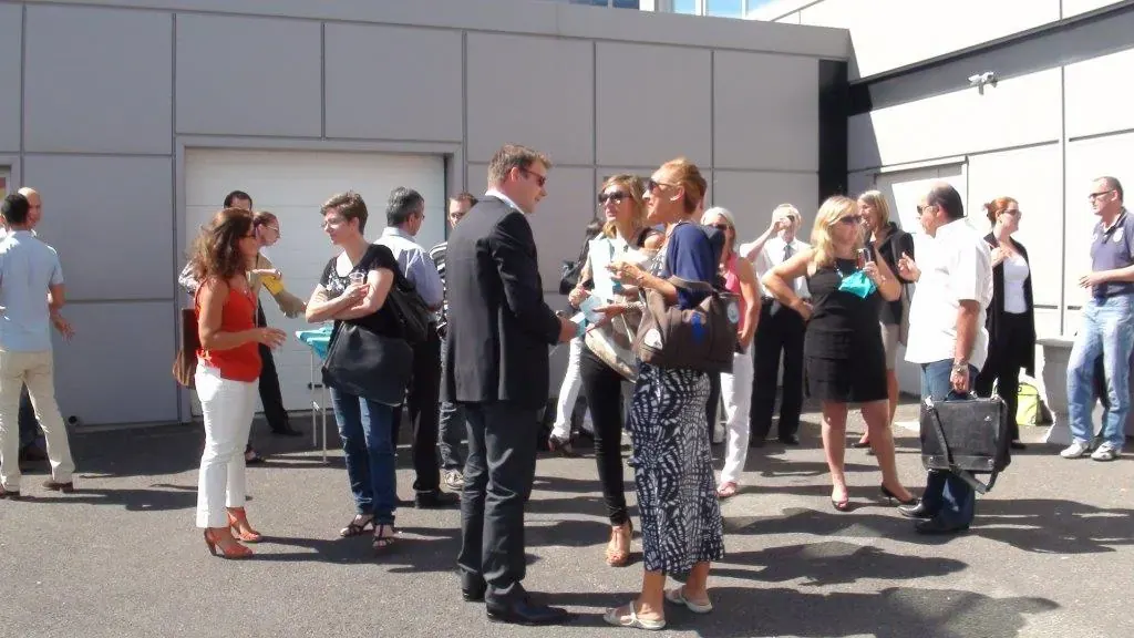 Apéritif E-mailing Espace Entreprise septembre 2013 à Montpellier : participants échangeant debout en extérieur devant le bâtiment