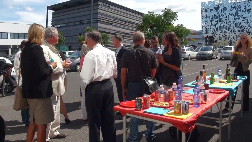 Apéritif E-mailing Espace Entreprise septembre 2013 à Montpellier : participants autour de la table de l'apéritif installée en extérieur