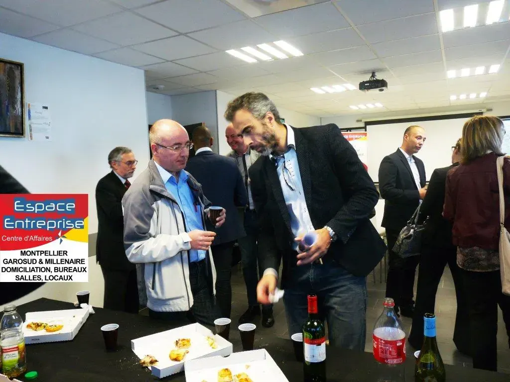 Conférence Espace Entreprise avril 2016 à Montpellier sur les objectifs des entreprises : participants discutant autour de la table du buffet