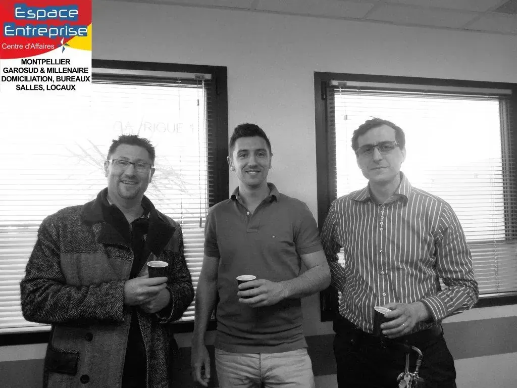 Conférence Espace Entreprise avril 2016 à Montpellier sur les objectifs des entreprises : trois participants posant avec un verre, photo en noir et blanc