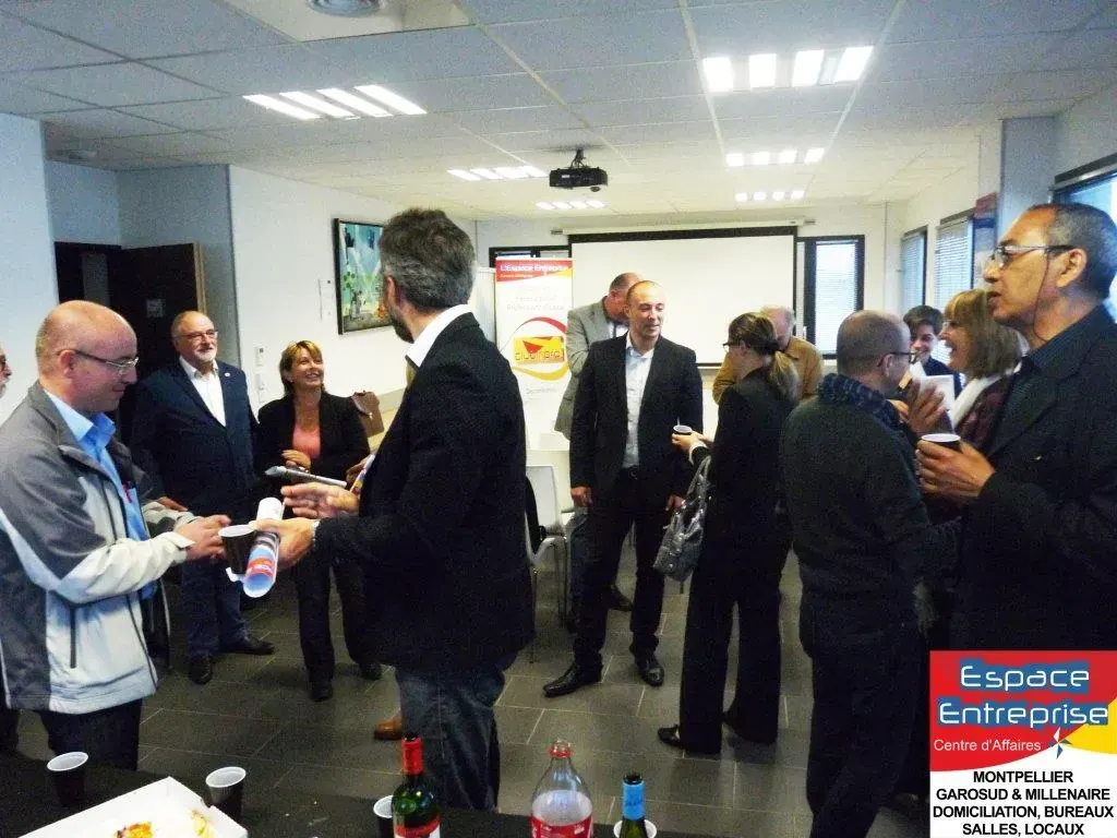 Conférence Espace Entreprise avril 2016 à Montpellier sur les objectifs des entreprises : participants échangeant debout près des tables du buffet