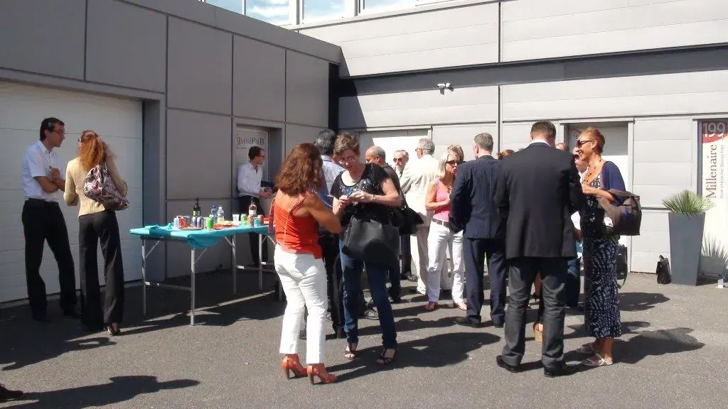Apéritif E-mailing Espace Entreprise septembre 2013 à Montpellier : participants en discussion sur le parvis lors de l'apéritif