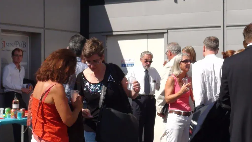 Apéritif E-mailing Espace Entreprise septembre 2013 à Montpellier : participants échangeant verre à la main devant l'entrée du bâtiment