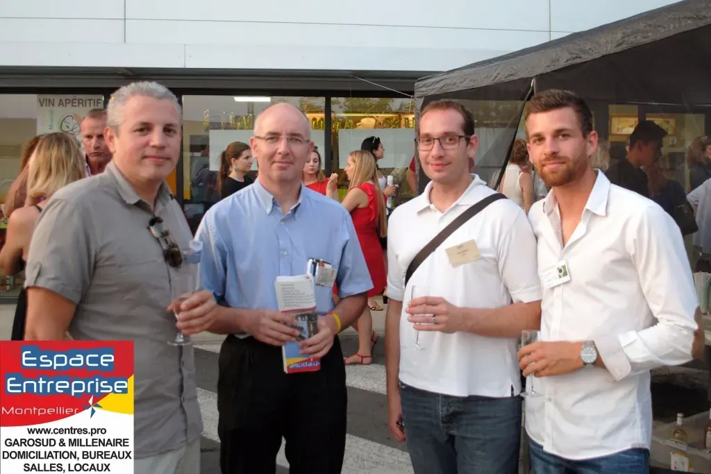 5 ans d'Espace Entreprise Montpellier en 2013 : groupe de participants posant en terrasse devant les bureaux