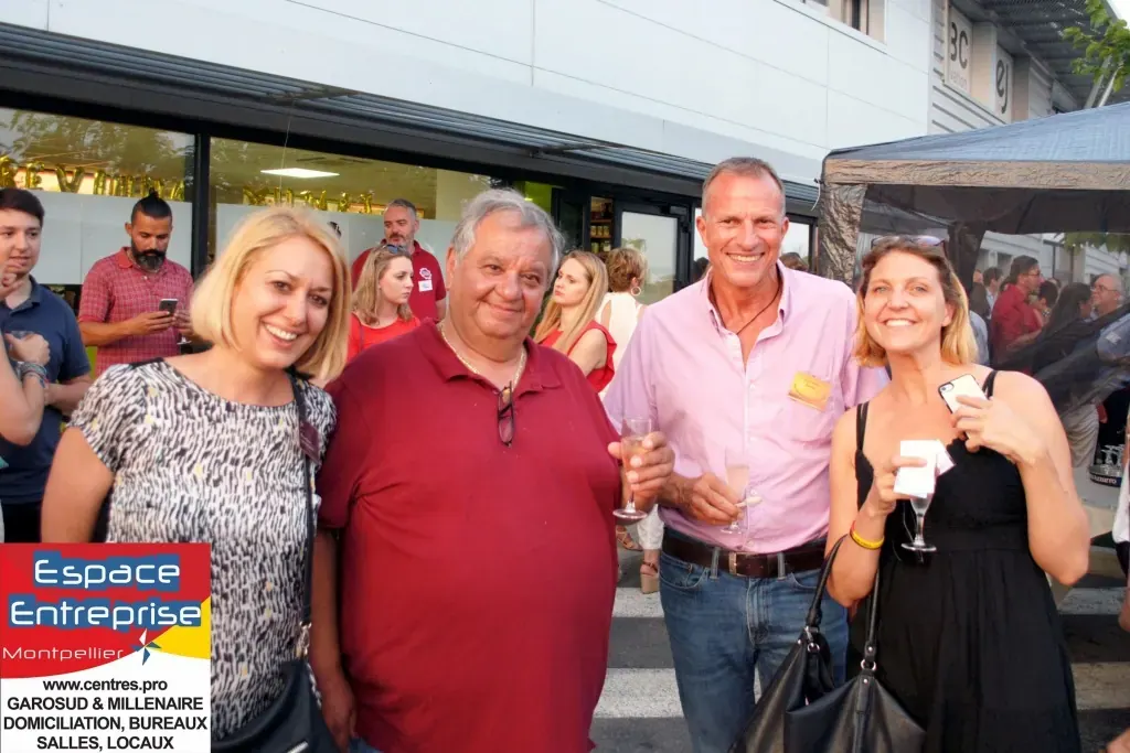 5 ans d'Espace Entreprise Montpellier en 2013 : invités verre à la main devant les locaux lors de la soirée
