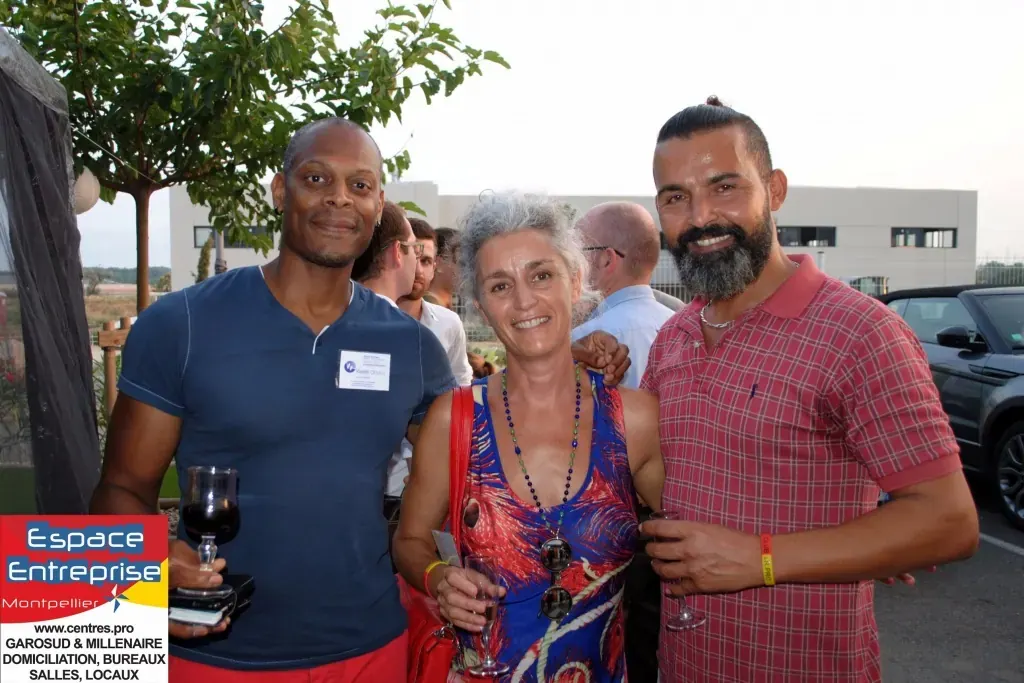 5 ans d'Espace Entreprise Montpellier en 2013 : trois participants posant avec verres sur la terrasse au soir