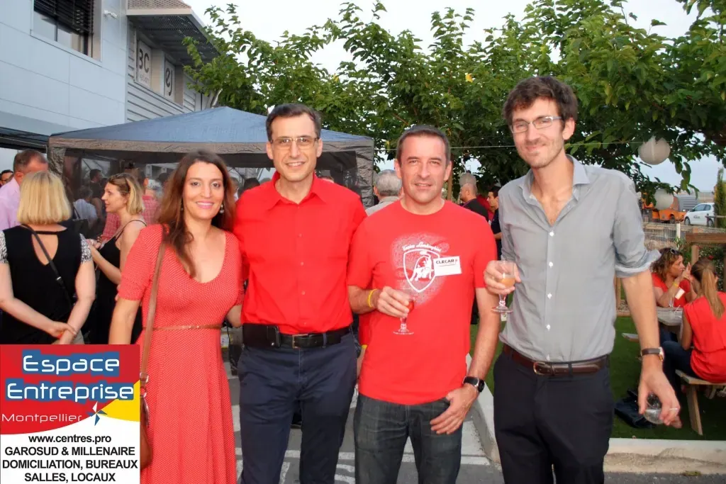 5 ans d'Espace Entreprise Montpellier en 2013 : invités souriants avec verres sous la tonnelle en extérieur