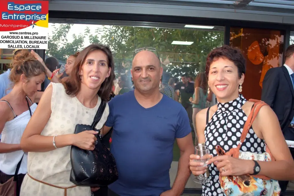5 ans d'Espace Entreprise Montpellier en 2013 : trois participants posant devant l'entrée vitrée des bureaux