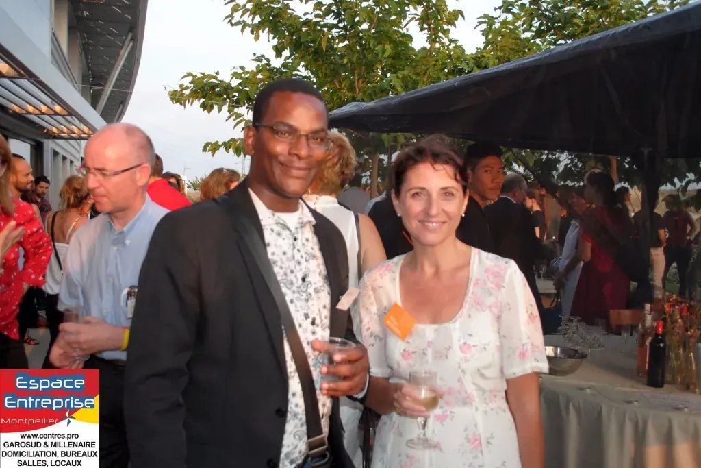 5 ans d'Espace Entreprise Montpellier en 2013 : deux participants avec verres sous la tonnelle en terrasse
