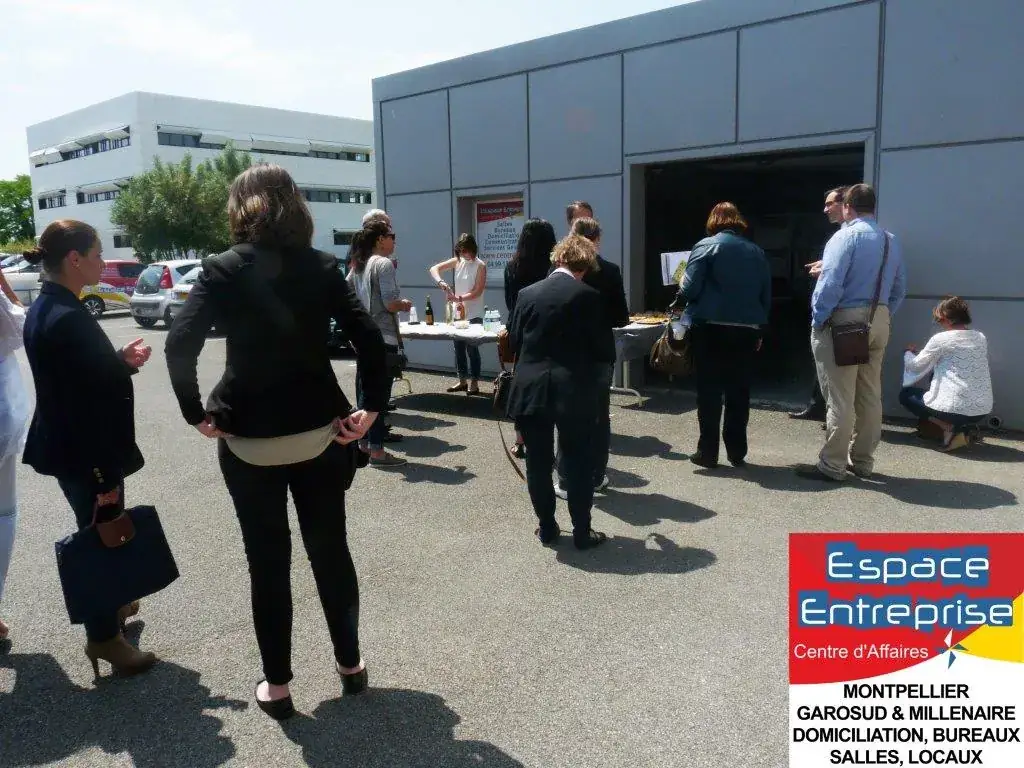 Soirée réseau Club LR mai 2016 à Montpellier : invités échangeant debout autour du buffet installé en extérieur
