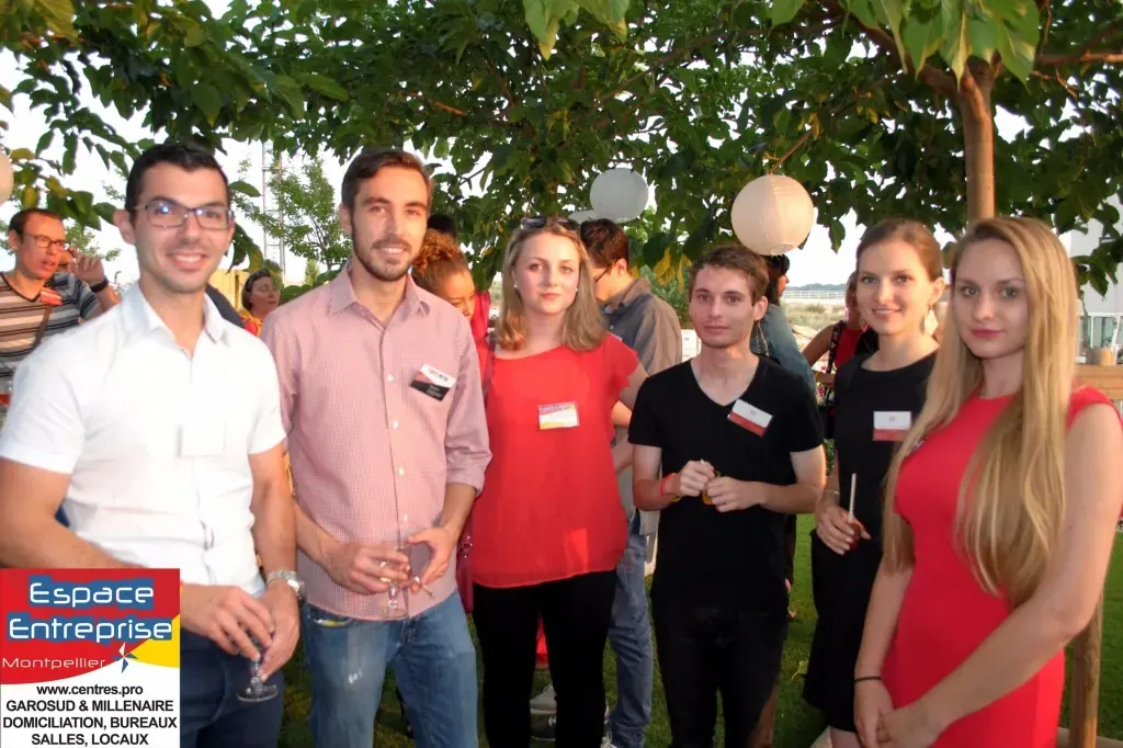 5 ans d'Espace Entreprise Montpellier en 2013 : groupe de participants avec badges posant dans le jardin