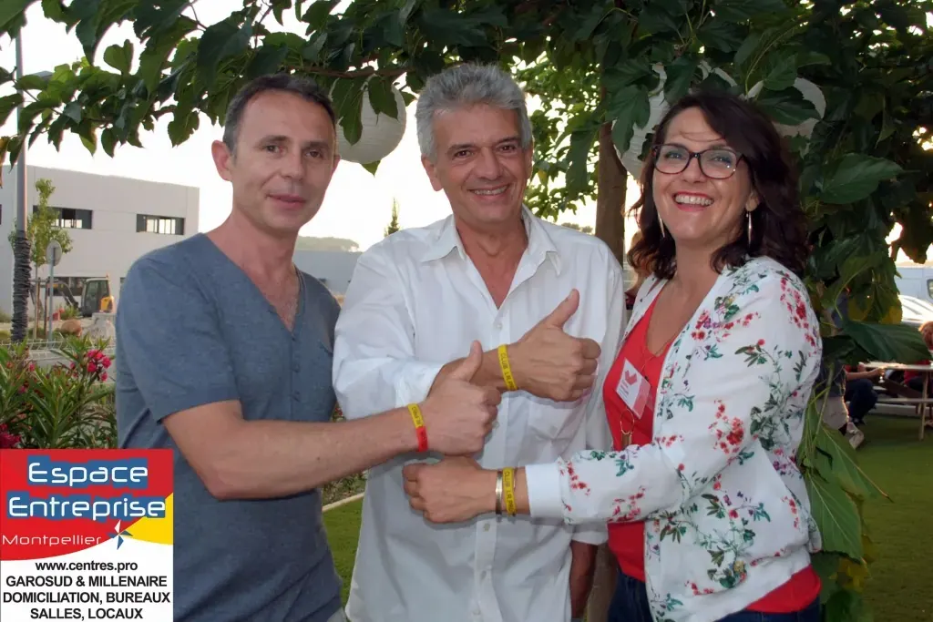 5 ans d'Espace Entreprise Montpellier en 2013 : trois participants posant dans le jardin lors de la soirée