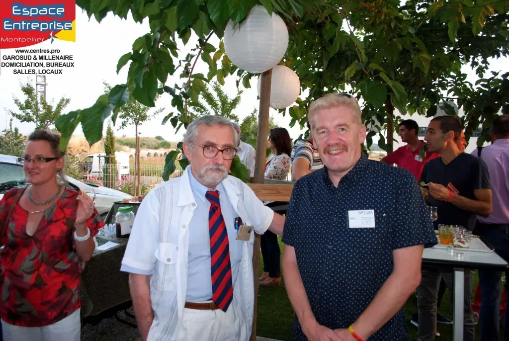 5 ans d'Espace Entreprise Montpellier en 2013 : participants échangeant sous les lampions dans le jardin