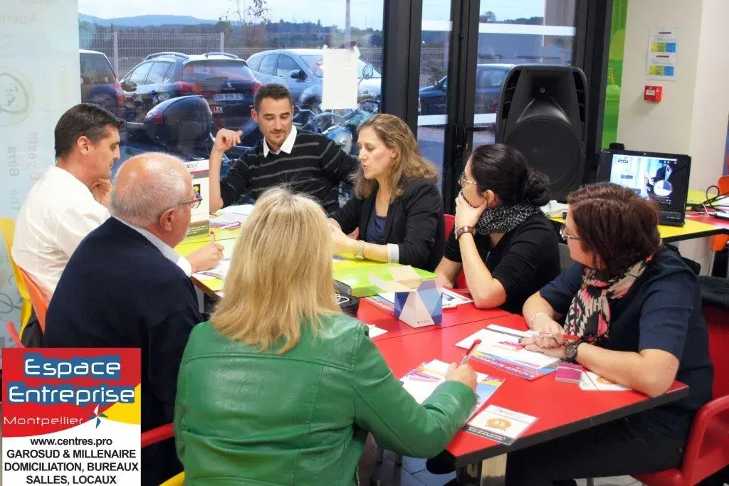 Speed Meeting Espace Entreprise octobre 2016 à Montpellier : participants assis autour d'une table rouge en pleine discussion
