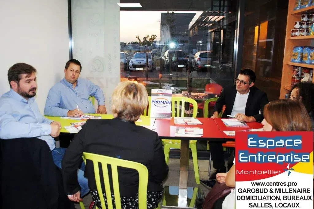 Speed Meeting Espace Entreprise octobre 2016 à Montpellier : participants échangeant assis à une table près de la baie vitrée