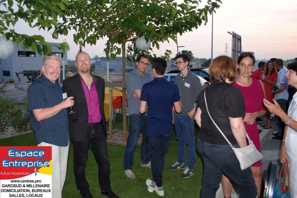 5 ans d'Espace Entreprise Montpellier en 2013 : invités échangeant verre à la main sur la pelouse au soir