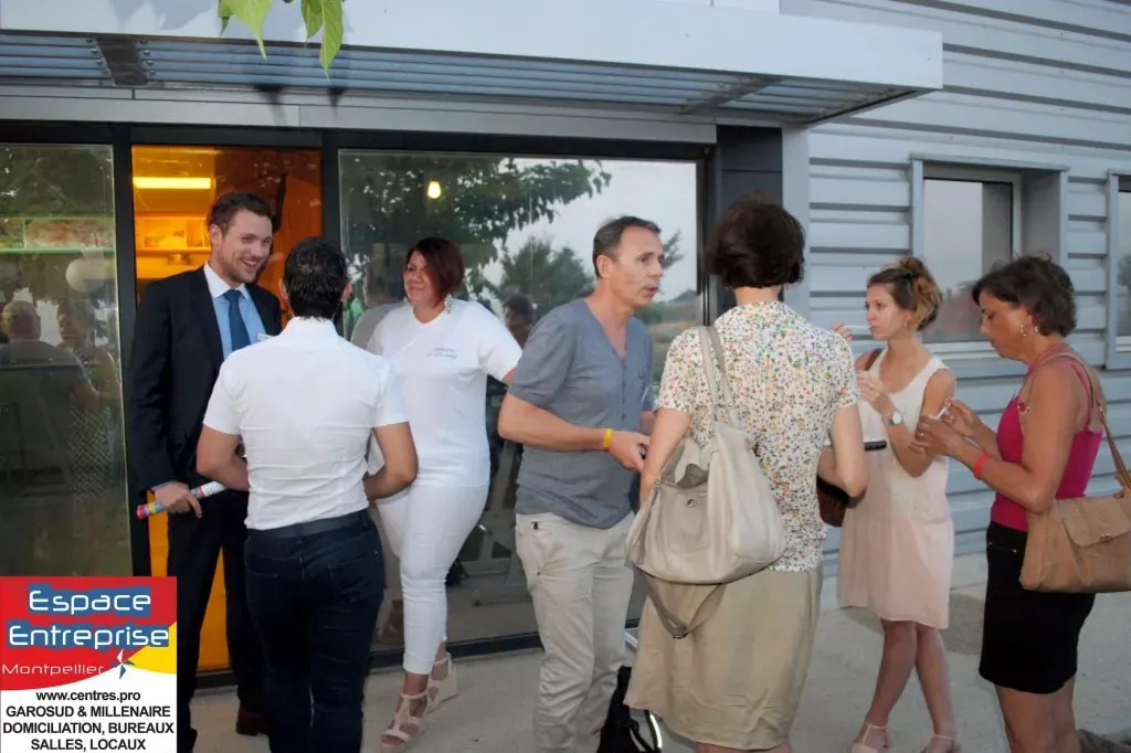 5 ans d'Espace Entreprise Montpellier en 2013 : participants discutant en terrasse devant la façade vitrée