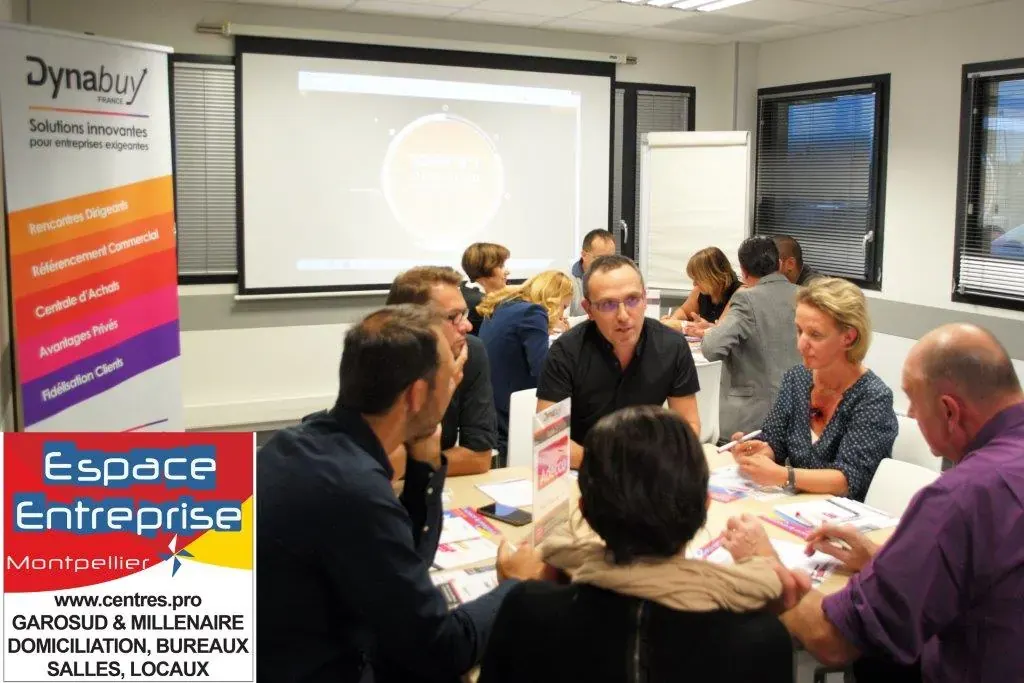 Speed Meeting Espace Entreprise octobre 2016 à Montpellier : participants en discussion autour des tables devant le kakémono