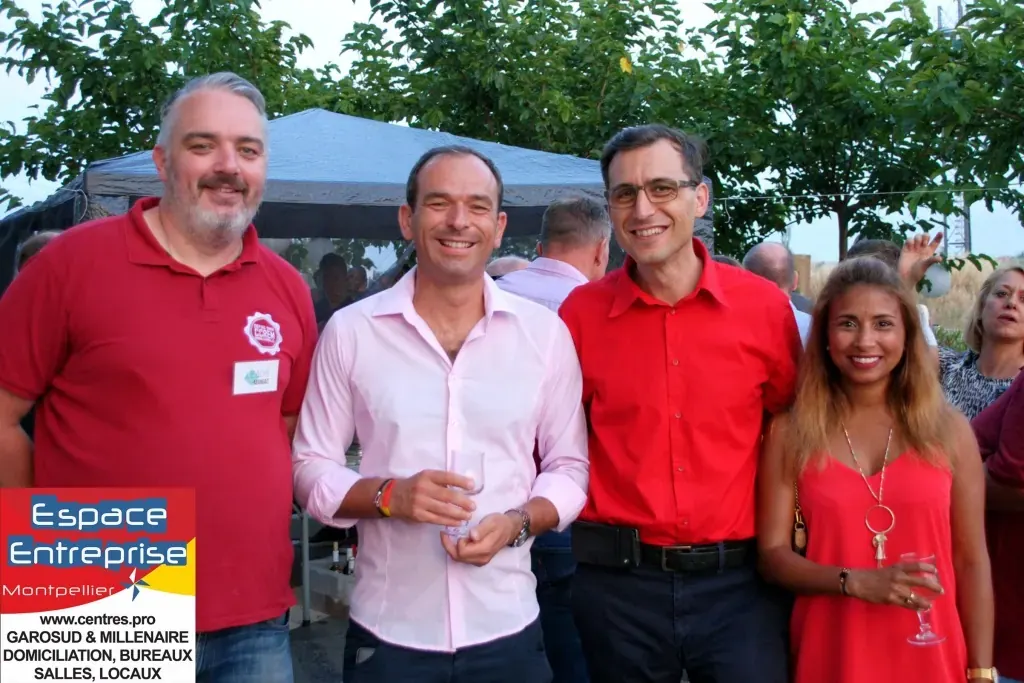 5 ans d'Espace Entreprise Montpellier en 2013 : groupe de participants posant avec verres sous la tonnelle