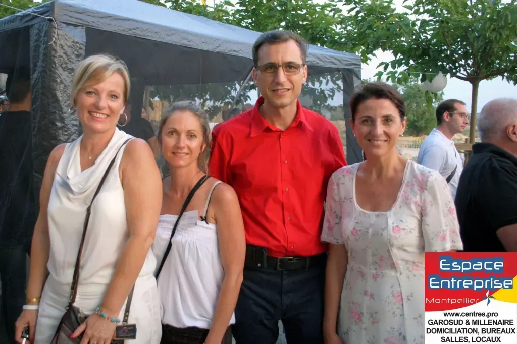 5 ans d'Espace Entreprise Montpellier en 2013 : groupe de participants posant devant l'entrée des bureaux