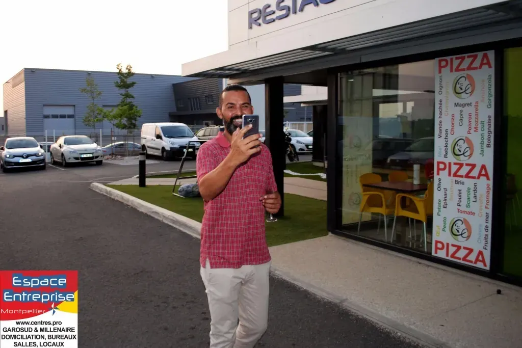 5 ans d'Espace Entreprise Montpellier en 2013 : personne devant la façade du restaurant pizzeria voisin des bureaux