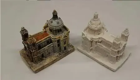 Conférence Impression 3D Espace Entreprise janvier 2015 à Montpellier : deux maquettes de bâtiment imprimées en 3D posées sur une table